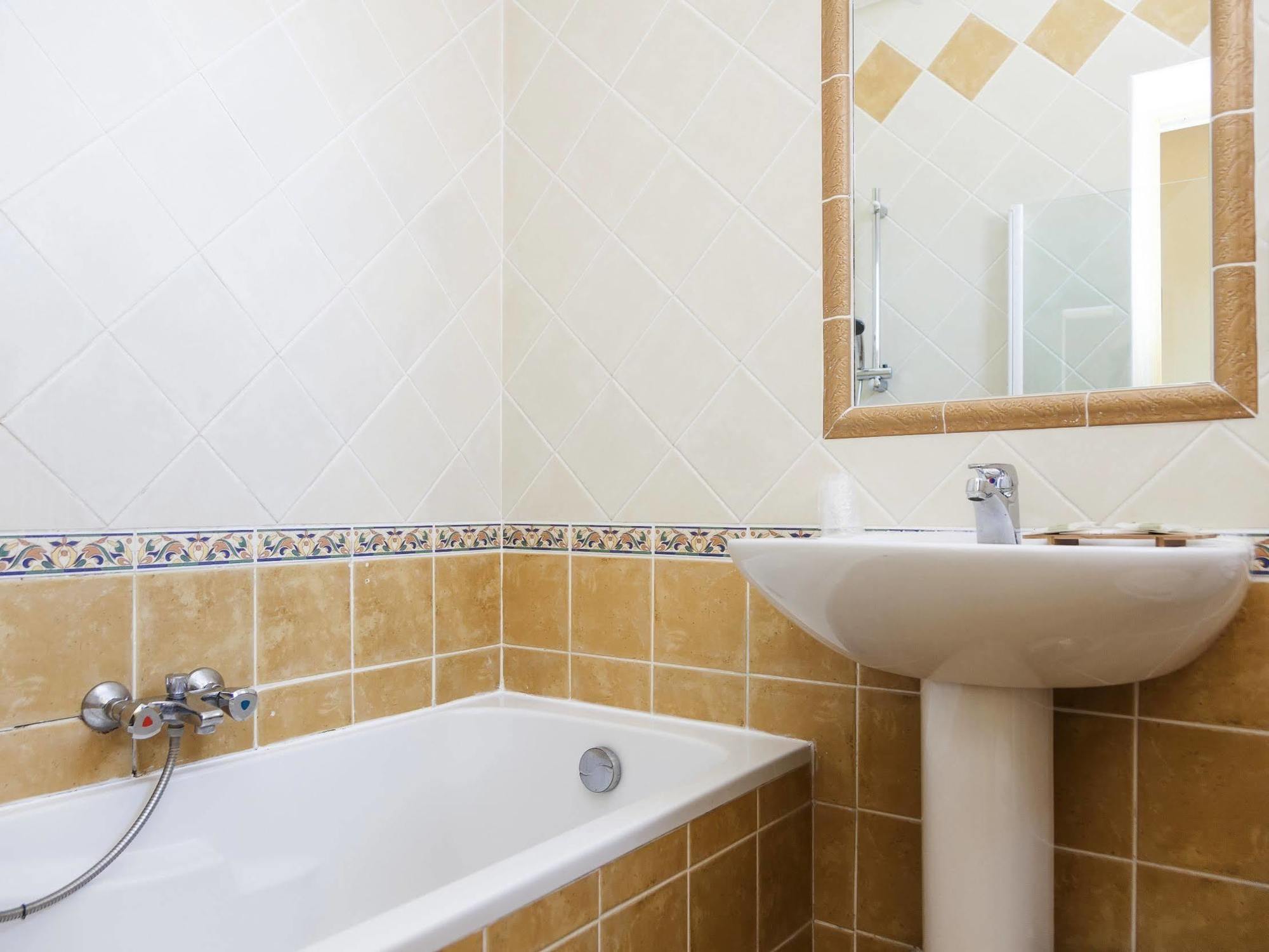 Logis Hotel & Restaurant L'Etape Bouc Bel Air - Gardanne エクステリア 写真